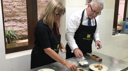 Đại sứ và Tổng lãnh sự Australia tại Việt Nam học làm bánh trung thu